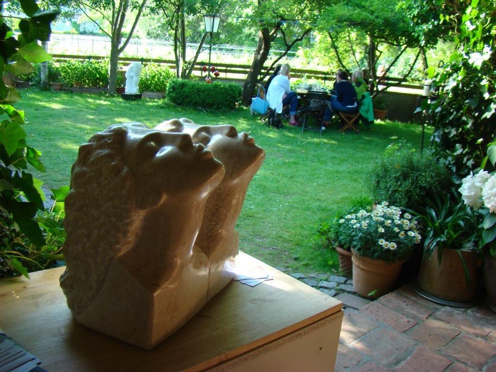 Destan Gashis Skulpturen in der Heurigengalerie Sooss